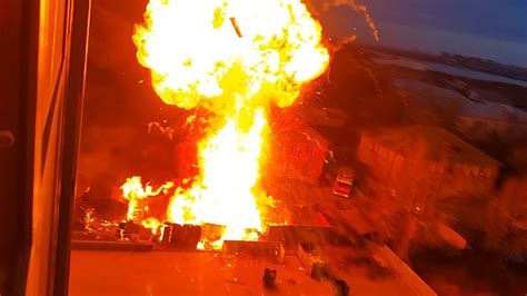 Причиной пожара на автозаправочной станции в новосибирске стало нарушение техники оборудование газовоза, находившегося в момент первого взрыва на территории азс, не было. Пожар и взрыв на Сухарной (Новосибирск) - YouTube