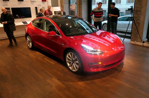 Electric cars, giant batteries and solar. Omsider: Tesla 3 klar til danskere | FDM