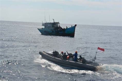 KRI Usman Harun Tangkap Dua Kapal Ikan Vietnam Di Laut Natuna Utara