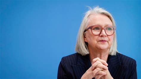 Rente Wirtschaftsweise Monika Schnitzer Will Witwenrente Abschaffen Der Spiegel