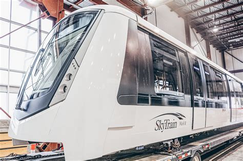 В Канаде Translink представила новый вагон Skytrain ФОТО