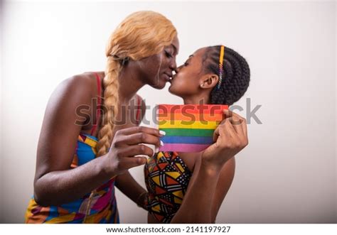 Zwei Afrikanische Lesbische M Dchen K Ssen Sich Stockfoto