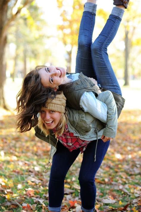 21 Super Cute Photo Ideas To Take With Your Friends This Fall Project
