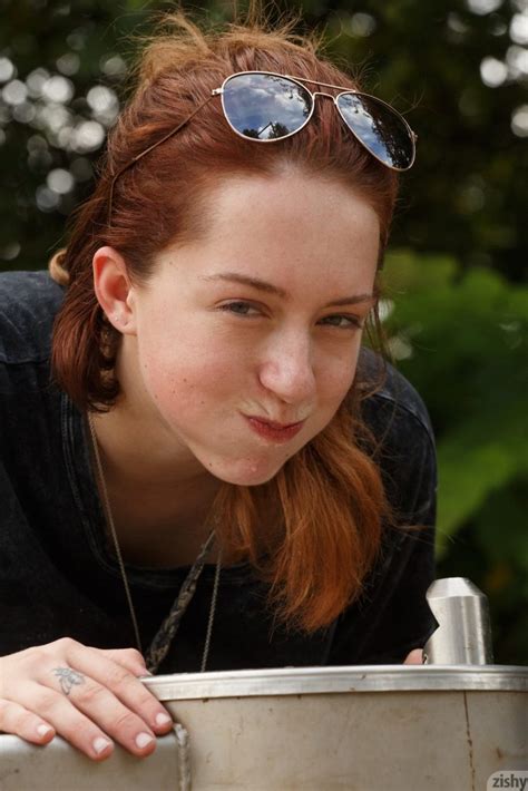 Το ΒυζοΤούμπανο kelsey berneray ακόμα και ο τρόπος που τρώει είναι καυλωτικός