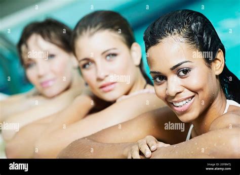 Teenage Girl Bikini Pool Fotos Und Bildmaterial In Hoher Auflösung Alamy