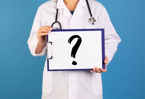 Doctor Holding Clipboard With Question Mark Creative Commons Bilder