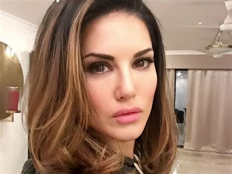 Sunny Leone Pinched Herself To Believe Shes On Shah Rukhs Raees Set