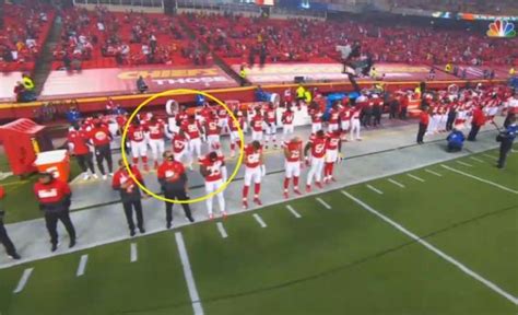 Chiefs Alex Okafor Kneels For National Anthem With Fist In Air Texans Remain In Locker Room