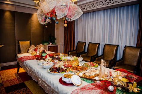 Filipinos love their noodle dishes! 12 Pinoy Christmas Dishes Prepared During Noche Buena ...