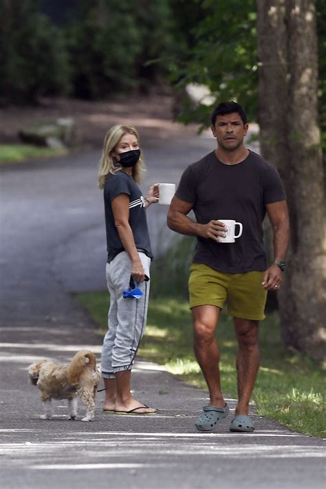 Kelly Ripa Goes Makeup Free In The Hamptons With Husband Mark Consuelos