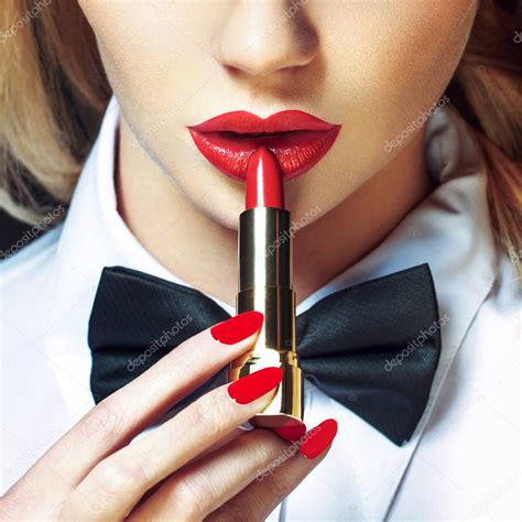 sexy blonde frau mit roten lippen und nägel auftragen von lippenstift clos — stockfoto