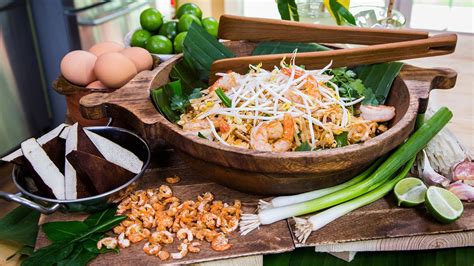 A delicious blend of sweet and salty flavors. Gordon Ramsay Pad Thai Youtube / Gordon Ramsay Just Got ...