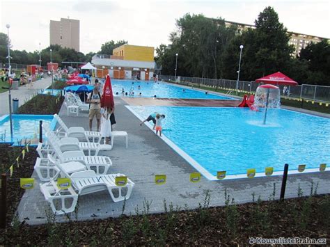 Každý den je pro vás připraven venkovní bazén 25 metrů s plaveckými dráhami a relaxační částí. Koupaliště Ládví | Koupaliště Praha
