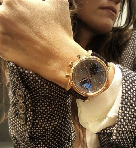 Those women who want to be an attractive personality like watches of square faces. LIST: Six men's watches that look incredible on women (and ...