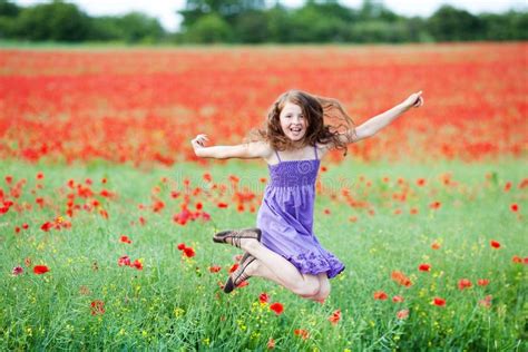 jeune fille sautant pour la joie image stock image du lifestyle pré 31219307