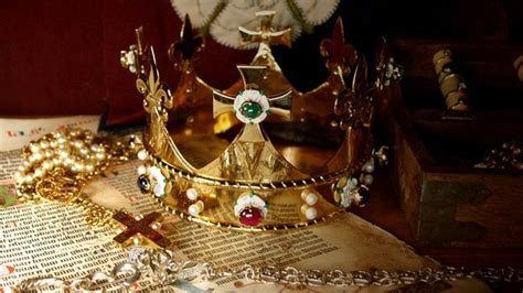 Richard Iii Crown Displayed In Tewkesbury Abbey Bbc News