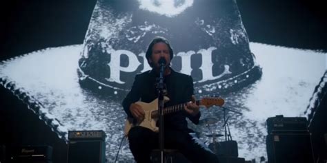 Watch Eddie Vedder Perform Pearl Jams Man Of The Hour On ‘roadies