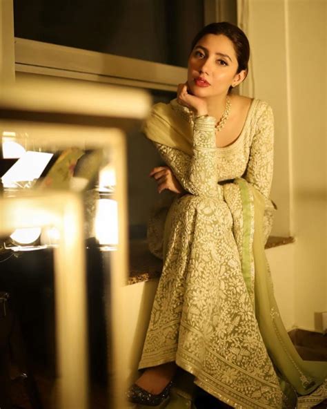 Mahira Khan Becomes The First Pakistani On Instagram To Hit 5 Million