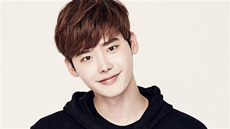 Chasing a serial killer responsible for the deaths of their family member. اجمل ممثل كوري , هل تتابع المسلسلات الكوريه فالفتره ...