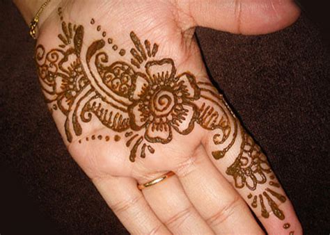 Prettiness is all loaded in this easy swirl flower pattern for back hands. Simple Flower Henna Design for Hand | ShePlanet