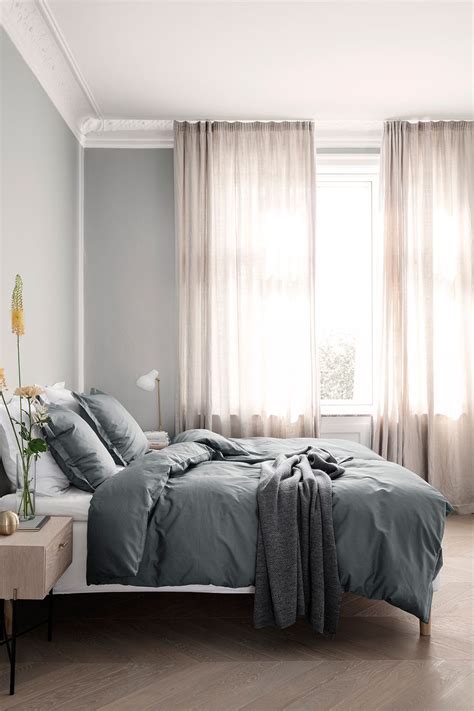 Blue-toned bedding in complete classic design that helps you fall