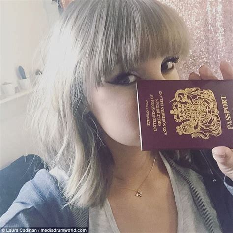 British Taylor Swift Lookalike Gets Mobbed By Star S Fans Daily Mail Online
