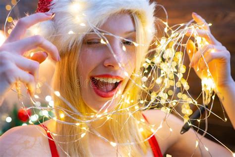 Meisje Santa Hoed Thuis Bij Kerstboom Sexy Erotic Girl Viert Nieuw Jaar En Vrolijk Kerstfeest
