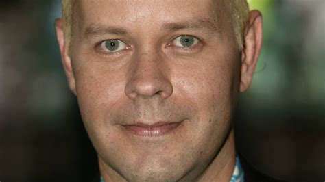 Friends Star Gunther Returns To The Central Perk Set Refuses To Sit