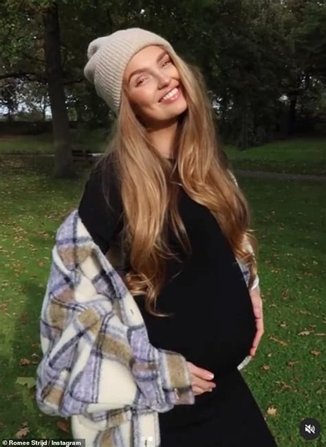 Romee Strijd Shows Off Her Bare Pregnancy Bump Daily Mail Online