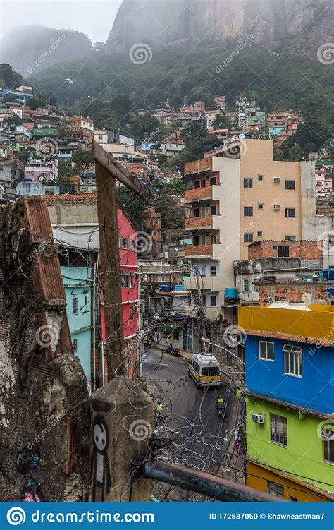 Auffassung Von Rocinha Favela Mit Einer Städtischen Straße Die Durch