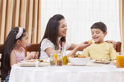 Background Ibu Yang Ceria Memberi Makan Pizza Putranya Dengan Putri