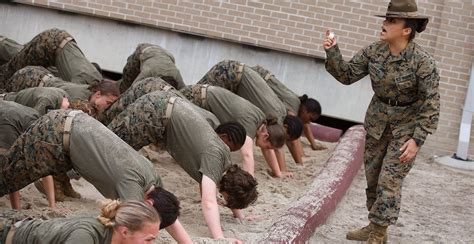 An All Female Marine Platoon Just Made History Alongside The Men At Boot Camp Female Marines