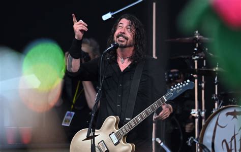Foo Fighters Dedicate Everlong To Taylor Hawkins At Glastonbury