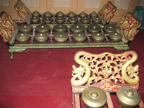 Jawa tengah adalah sebuah provinsi yang beribu kota semarang sedangkan letaknya berada di tengah pada bagian bonang adalah sebuah alat musik dalm bentuk gamelan yang dapat mengeluarkan suara dengan ciri khas ya sendiri. bonang - Wikidata