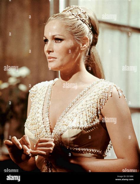 Ursula Andress 1966 Fotos Und Bildmaterial In Hoher Auflösung Alamy