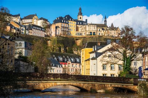 Großherzogtum luxemburg), is a landlocked country in the benelux bordered by belgium, france and germany which lies at the crossroads of germanic and latin cultures. Le Luxembourg, 2e économie la plus productive | Paperjam News