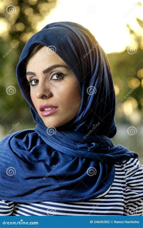 arabisches mädchen der sinnlichen schönheit mit hijab stockfoto bild von augen nahaufnahme