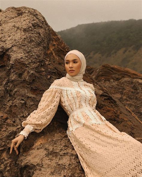 Tutorial dress brokat dengan paduan kain batik. 4 Inspirasi Dress Hijab Brokat Paling Anggun Untuk Lebaran ...