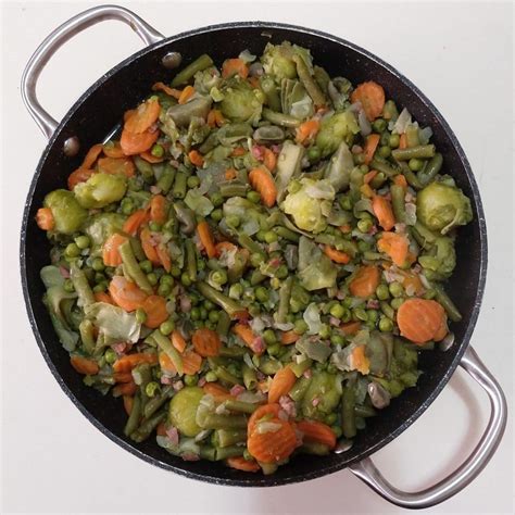 Las menestras son platos hechos a base de verduras de temporada, que una vez cocidos se saltean y se aderezan de diferentes formas. Menestra de verduras - Recetas10de