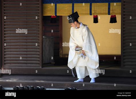 Japan Tokyo Meiji Jingu Shrine Shinto Priest Stock Photo Alamy