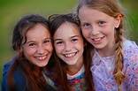 Drei Mädchen lachen in die Kamera, … – Bild kaufen – 70271919 lookphotos