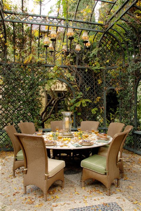 15 Captivating Outdoor Dining Rooms That Abound With Charm And Elegance