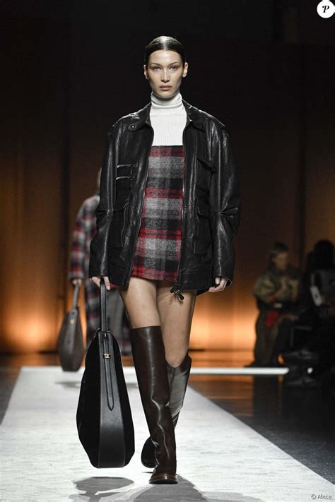 Последние твиты от bella hadid (@bellahadid). Bella Hadid défile pour Tod's, collection automne-hiver ...
