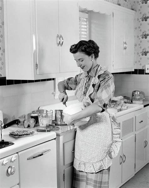 S Woman Housewife In Kitchen Apron Photograph By Vintage Images Pixels