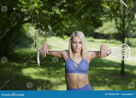 hermosa modelo de fitness femenina posa afuera en el parque foto de archivo imagen de