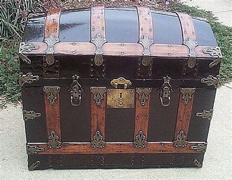 21 Humpback Trunks With Character Ideas Trunks Antiques Antique Trunk
