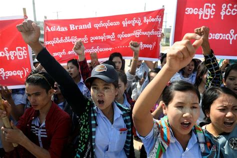 Sejak tahun 2015, survei upah buruh (sub) tidak di laksanakan lagi sehingga mulai tahun 2016 publikasi statistik upah yang berasal dari sub berubah. Pabrik Ditutup, Ratusan Buruh Adidas di Myanmar Demo - Foto 4