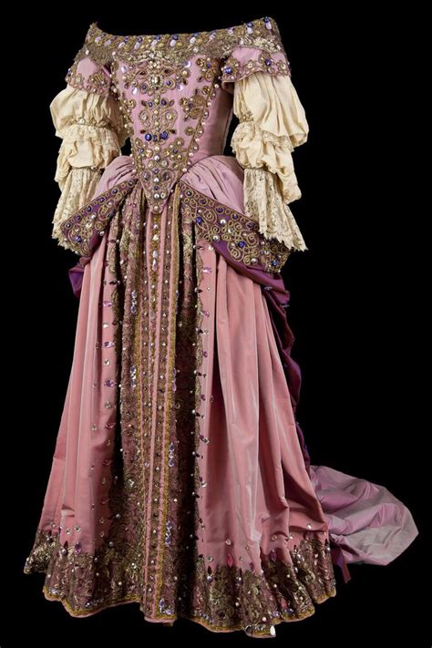 Madame De Pompadour — Costumes For The Modern Comédie Française