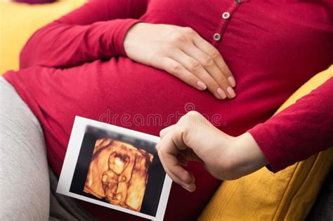 Mujer Sosteniendo Un Sonograma De Su Bebé Foto de archivo Imagen de