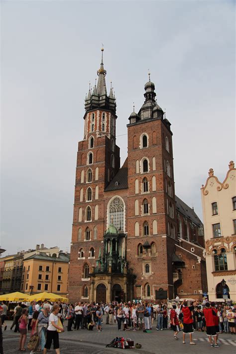 Het land heeft een oppervlakte van 312.679 vierkante kilometer en is hiermee 7,5 keer zo groot als nederland. Mariakerk in Krakau - Polen - reizen & reistips